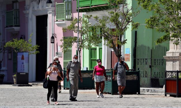Cuba rompe récord de casos diarios de covid-19 con 2.055