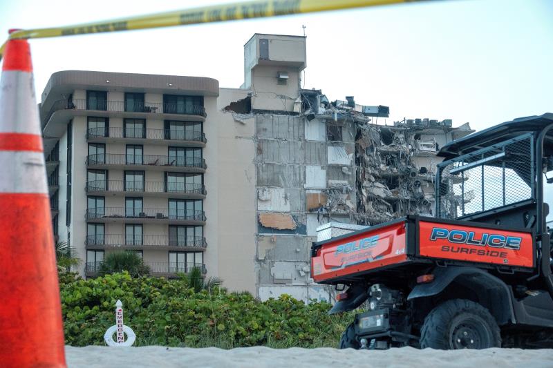 Hay 51 desaparecidos tras el derrumbe de un edificio en Miami Beach, según un canal de TV