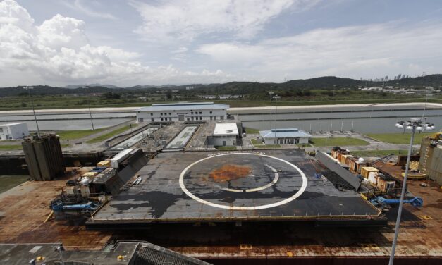 Plataforma marítima de SpaceX cruza el Canal de Panamá con ruta al Pacífico