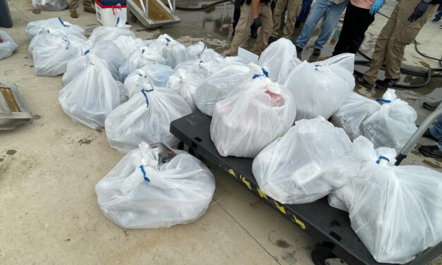 Guardacostas incautan $ 15 millones en cocaína y transfiere la custodia de 2 contrabandistas en San Juan