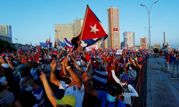 Miles de personas acuden a acto pro-Revolución en presencia de Raúl Castro