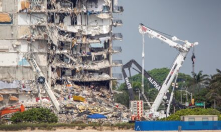 Se reanudan trabajos de rescate entre los escombros de edificio de Miami-Dade