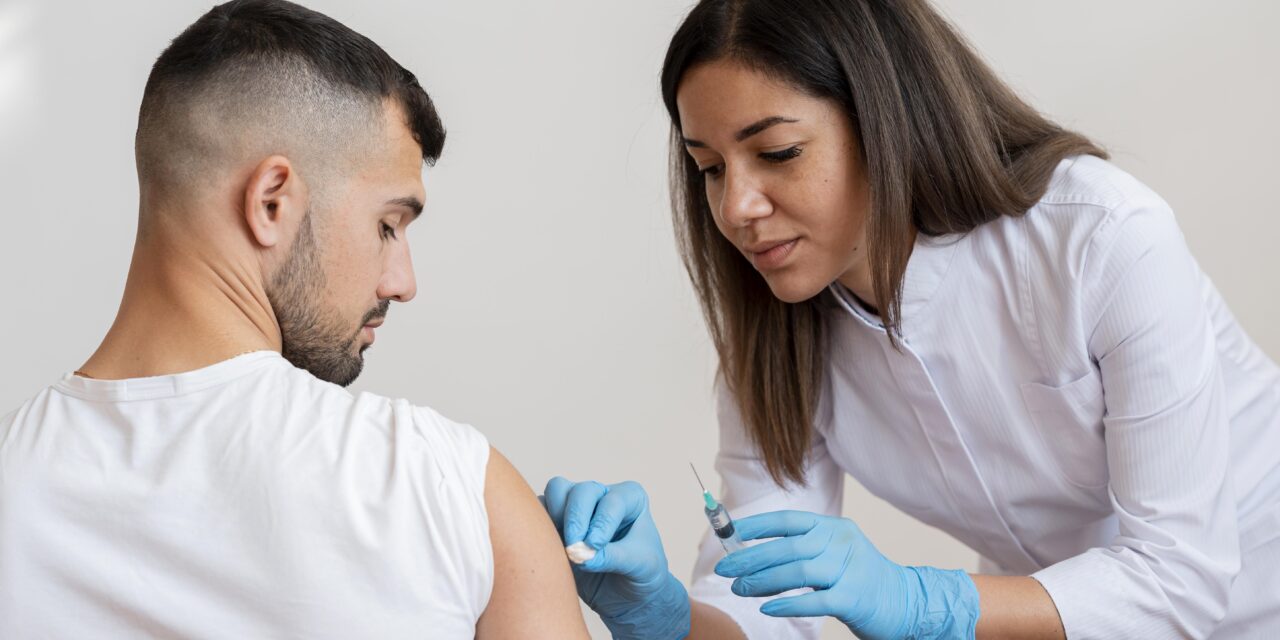 Ante el alza de la taza de positividad del COVID-19, Salud insiste en la vacunación