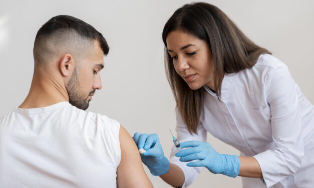 Gobernador ordena vacunarse a empleados de la salud y a contratistas