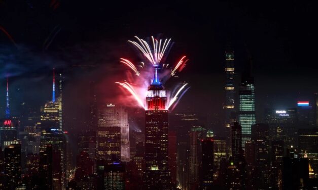 Iconos de Nueva York se tiñen de rojo, blanco y azul por el 4 de julio