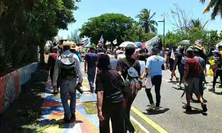 Protestan en La Fortaleza en contra de LUMA