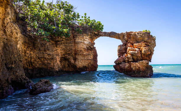 Recursos Naturales alerta sobre peligrosidad puente de piedra en Cabo Rojo