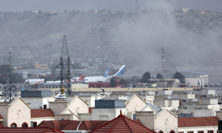 Aumentan a 161 los muertos en el atentado al aeropuerto de Kabul