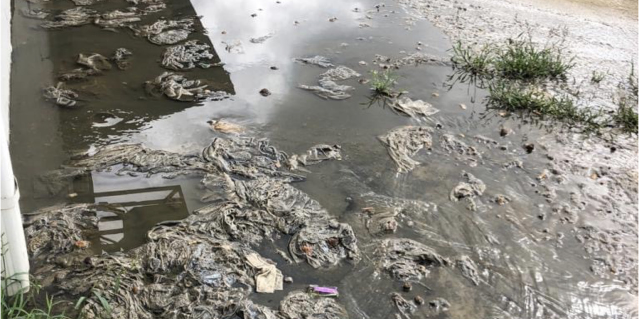 Denuncian que aguas residuales afectan instalaciones municipales en Naranjito