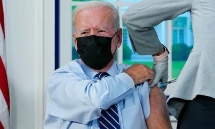 Biden se pone una dosis de refuerzo de la vacuna de Pfizer