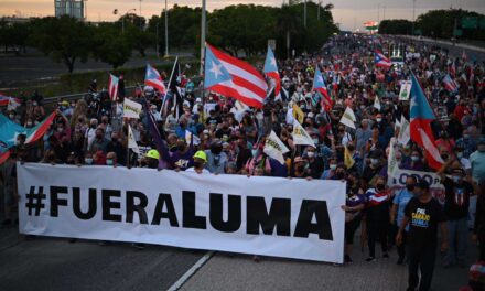 Los puertorriqueños protestan ante la crisis del sistema eléctrico