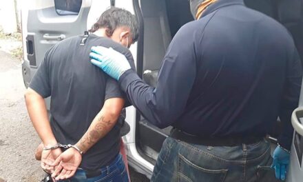 Robo en puesto de gasolina en Bayamón culmina con un asaltante herido de bala y un arrestado
