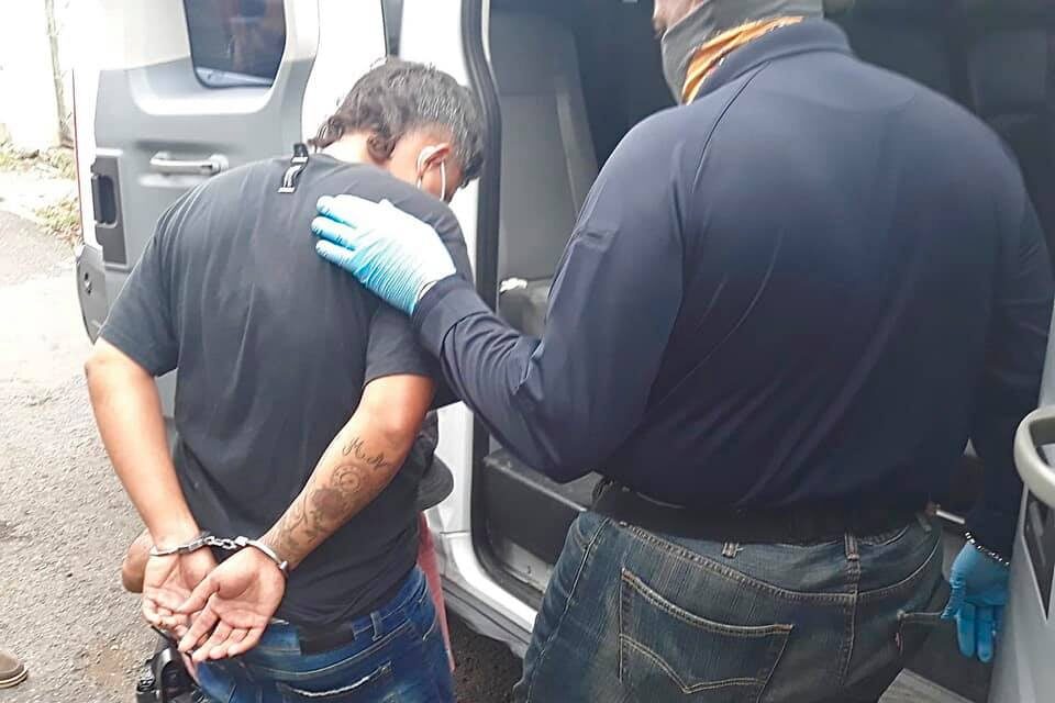 Robo en puesto de gasolina en Bayamón culmina con un asaltante herido de bala y un arrestado