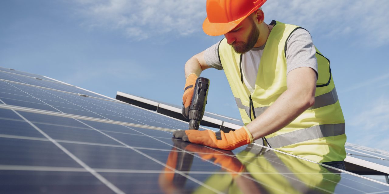 DACO alerta sobre 10 empresas de placas solares que no cuentan con licencia de contratista