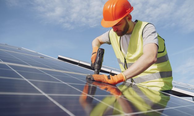 DACO alerta sobre 10 empresas de placas solares que no cuentan con licencia de contratista