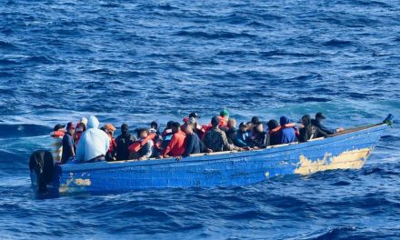 La Guardia Costera busca posibles migrantes, luego del rescate de 10 haitianos de un barco discapacitado cerca de la isla de Mona