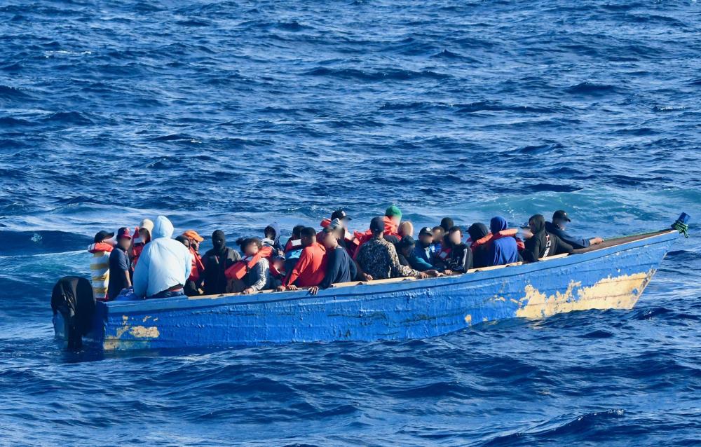 La Guardia Costera busca posibles migrantes, luego del rescate de 10 haitianos de un barco discapacitado cerca de la isla de Mona