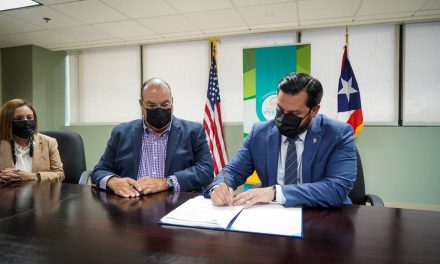 Vivienda y Agricultura firman acuerdo en beneficio del Programa ReGrow Puerto Rico y los agricultores