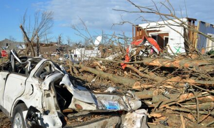 Prosigue búsqueda del más de centenar de desaparecidos por tornados en EEUU
