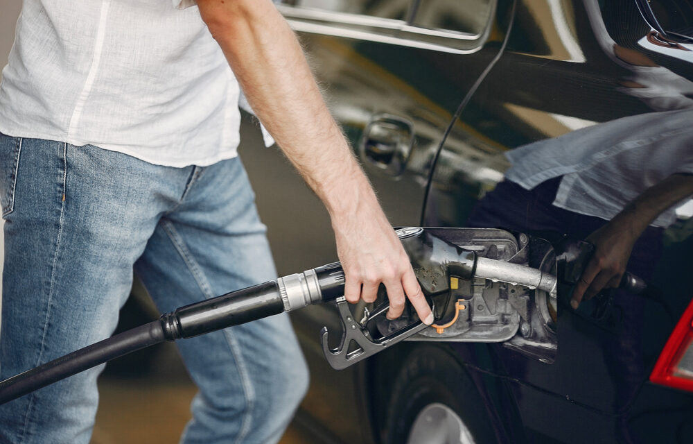 DACO reporta otra baja en precio de combustible