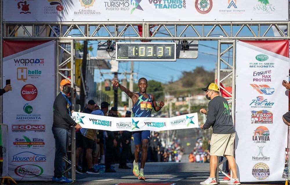 Bernard Ngeno gana y establece récord en el Medio Maratón San Blas de Coamo