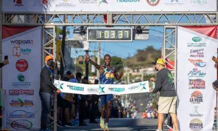 Bernard Ngeno gana y establece récord en el Medio Maratón San Blas de Coamo