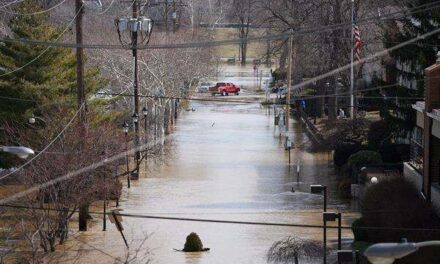 Ocho muertos y miles sin electricidad por las inundaciones en Kentucky 