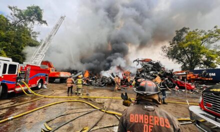 Alcalde de Carolina acusa a la compañía de reciclaje que se quemó de “operar irresponsablemente”