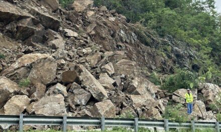 Desprendimiento de grandes rocas provoca cierre temporal de carriles en Expreso PR-52 entre Salinas y Cayey