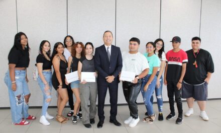 Municipio de Cataño premia a graduandos de escuela superior por logros académicos
