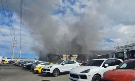 Incendio en dealer Porsche en la Kennedy