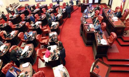 Senado avala medida que rechaza la descentralización de Educación